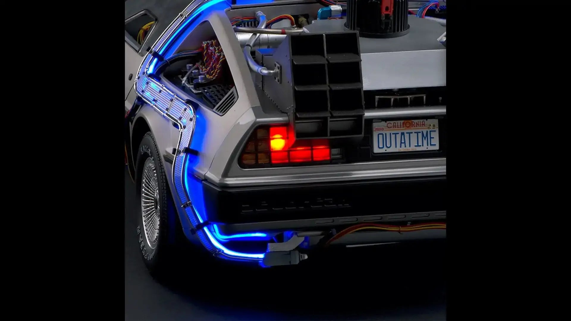 Magnetic Floating DeLorean Time Machine (1/20 Scale) and Amaze Your Sci-Fi Pals.